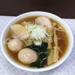 手打ち らーめん 響 - 塩味のカドがとれたスープ！と脂浮き！