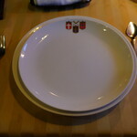 スカンディヤ - オードブル用のお皿がメインディッシュ用のお皿の上に置いてあります。