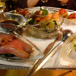 スカンディヤ - 奥にある肉のお団子が、二次会のバーで話題になっていた。