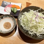 鎌倉かつ亭 あら珠 横浜髙島屋店 - キャベツと香の物