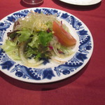 ビストロ・プティポワ - たっぷりの新鮮サラダ