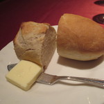 ビストロ・プティポワ - 自家製パン２種