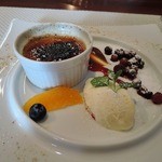 ビストロ ダイア - 2014冬　デザート　紅茶の香りをうつしたクレームブリュレ　アイスクリーム添え