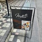 Cafe and Bar Mellow - 店頭の看板♪