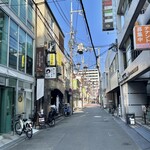 Cafe and Bar Mellow - お店があるのはこんな感じの商店街♪