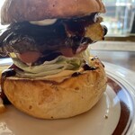 オールドニューダイナー - 上から、バンズ、テリヤキソース、エッグ、ベーコン、パティ、トマト　レタス、マヨソース（多分）