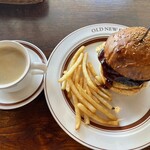 オールドニューダイナー - 『テリヤキエッグバーガー』1,800円＋ホットコーヒー450円