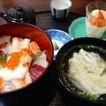Sushikou - 海鮮丼・汁物、デザート付き(800円)
