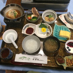 Hamako getsu - 朝食 熱々揚げ出し豆腐・コンロで炙って食べる干物、出来たて卵焼き、いかそうめん、その他どれも美味しい朝食。お粥は土鍋で炊いてくれています