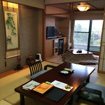 浜湖月 - 清潔感のあるお部屋 奥に掘りごたつがあります