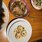 サリーナ - 「骨付き豚バラとホウレン草の煮込み」は噛まなくてもとろけるお肉が肝 10月から3月限定の「五郎島金時とゴルゴンゾーラの釜焼き」は毎回頼んでます お値段もとても良心的 奥のルッコラ盛り盛りが面白い