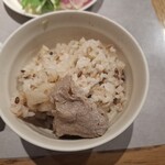 しゃぶしゃぶれたす - 豆乳スープでしゃぶしゃぶした、埼玉県産の霜降り黒毛和牛サーロインをポン酢に浸け、雑穀米の上にのせた様子です。