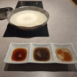 しゃぶしゃぶれたす - しゃぶしゃぶのタレと、しゃぶしゃぶの豆乳スープです。