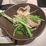 しゃぶしゃぶれたす - 豆乳スープでしゃぶしゃぶした、埼玉県産の霜降り黒毛和牛サーロインと水菜です。