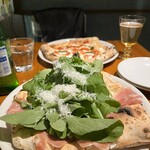 サリーナ - ビアンカネーベ(手前)とピッツァドック(奧) お供はイタリア産のビール「ナストロアズーロ」と白ワインで