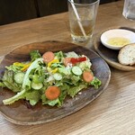 リヴォルツィオーネ - サラダとパン