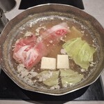 しゃぶしゃぶれたす - しゃぶしゃぶの豆乳スープの中の、埼玉県産霜降り黒毛和牛サーロイン、白菜、押し豆腐です。