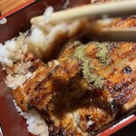 浜茂 - 山椒をかける