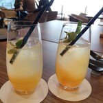 GRADATIONS - ウェルカムドリンクのノンアルカクテル(=フィーバーツリープレミアムソーダ＆檸檬＆グレナデン)　※グレナデン=ザクロシロップ。