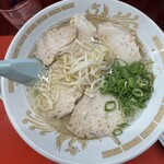 小洞天 - 鶏と昆布出汁の透明感のある澄んだスープ。