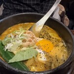 スパイス&ラーメン橙 - 半熟卵とハンバーグの洋風スープ