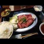 浪花焼肉 肉タレ屋 - 私が注文したサービスランチです 1200円 税込。タレ も 美味しすぎるので、今日は残ったタレをご飯にかけていただきました。