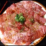 浪花焼肉 肉タレ屋 - こちらは2人分あります おかずのみ 追加したサービスランチです。美しすぎるお肉でいつも心の中で 歓声をあげている私。