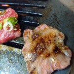 浪花焼肉 肉タレ屋 - 本日のサービスランチはタンが入っていました。分厚くてコリコリしています。冷凍のペラペラのお店とかあるんですけど そんなんじゃ全然ないんです 美味しすぎるんです。