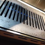 浪花焼肉 肉タレ屋 - この鉄板を綺麗に磨いてくださっているのがとっても嬉しいです。