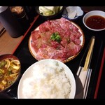 浪花焼肉 肉タレ屋 - サービスランチ 税込 1200円にプラス おかずのみを追加してもらっています　お肉が2人前 プラス　ご飯と肉吸いがおかわり無料になります。