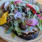 ベジバル チバットリア - 釜焼きの野菜は旨みが凝縮され、甘く、柔らかく、味付けもシンプルなので、素材の味そのものを味わえます( *´꒳`* )♪︎
      MVPは芽キャベツ♡
      手前の大きな大根もめちゃくちゃ柔らかい♪︎♪︎