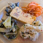 ベジバル チバットリア - SpeciaL前菜盛り合わせ♡
      サーモンのフリッタータ、きのこのジェノベーゼ、カリフラワーのペペロンチーノ、キャロットラペなど５品♪︎