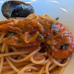 ベジバル チバットリア - エビもおっきいー♡
      殻ごといっちゃいました(≧∀≦)♡
      アサリやイカもたくさん入っていました(*´ч`*)♡