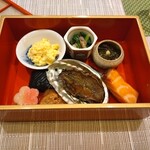和彩厨房 KATURA - 玉手箱。たいのこ、アワビ、燻製のサラダなど、