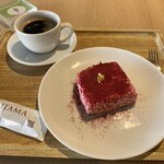 ヨロ研カフェ - 料理写真:ピンクティラミスとホットコーヒー