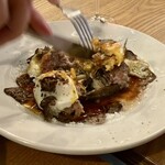 食堂Light - 大分産 ジャンボ椎茸と黒トリュフの肉詰めサルシッチャ～粒マスタードソース〜  サルシッチャは生ソーセージのこと。黒トリュフ、目玉焼き、サルシッチャ、椎茸の高層づくり。