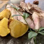 食堂Light - 宮崎産 きなこ豚のグリル〜自家製オニオンソース～添えられたポテトにもオニオンソースで。