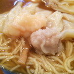 支那そば たんたん亭 - ワンタン麺のワンタン（右・肉，左・エビ）