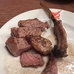 下町バル ながおか屋 - 写真を撮る前に切り分けてしまいましたが、運ばれてきた時はちゃんと骨についた真っ当なラムチョップでした。