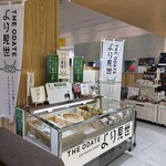 ニューデイズ 大館 - より見世　地元の工芸品や農産物や加工品　パンやお菓子も売られている