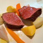 名前のないイタリア料理店 - 蕪、大根、人参。焼きの香りがおいちぃ牛。