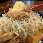 みそら - 味噌次郎　ハーフ　しょうが、脂、茹でモヤシ、チャーシュー片、タマネギ入り。