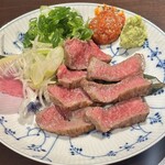 居酒屋 きりん - 仙台牛の炙り刺し　A5ランクの仙台牛　わさびと辛味噌をお好みで。鹿児島の甘い醤油を付けていただきます