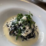 Trattoria esse - ズワイガニのクリームソース イカスミ入りタリオリーニ