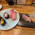 さかなの台所 オリエンタル - お寿司！左から、うに軍艦、ねぎとろ軍艦、まぐろ、ハマチ、赤貝
