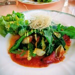 創菜欧風料理 ル ポタジェ - 私は北海道産寒鱈のポアレ✨トマトベースソースとアイオリソース(にんにくに卵黄、レモン、オリーブオイルなど)✨それに  仙台雪菜、人参、赤かぶ、ルッコラ、チャービル✨貝殻型のパスタ、コンキリエ ♫