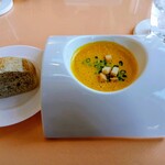 創菜欧風料理 ル ポタジェ - カボチャのポタージュとお代わり可のバケット