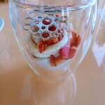 創菜欧風料理 ル ポタジェ - 食後デザートは下からココナッツのブラマンジェ、紅茶のゼリー、メレンゲクッキー、苺ソルベ、食用薔薇、ラング・ド・シャなりの絶妙過ぎるハーモニーでして、ちょこっとだけでも衝撃です(uωu*)