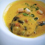 創菜欧風料理 ル ポタジェ - 小豆入りポタージュを混ぜて堪能です(uωu*) 私こういったポタージュは平皿は冷めちゃうしすくいづらいので、こんな深皿たっぷりの方が好きですo(*ﾟ∀ﾟ*)o