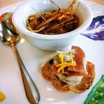 創菜欧風料理 ル ポタジェ - 前菜はオニオングラタンスープ長葱のグリル添え✨✨ 昨晩のちぃなんちもオニオングラタンだけど別格笑笑 それにレーズンと胡桃とクリームチーズにハモン・セラーノ、柚子のカナッペ♡✨✨     